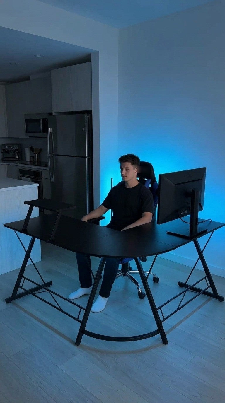 Joven en un setup gamer sobre el escritorio esquinero en L
